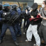 Copertina di Proteste in Francia, il ministro dell’Interno blocca l’uso delle granate stordenti da parte degli agenti. La polizia avvia 18 indagini sulle accuse di abusi