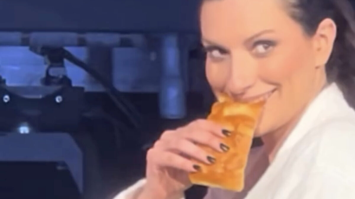 Laura Pausini mangia la focaccia regalata dai fan e la offre ai componenti della band: il video è virale