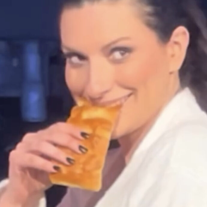 Laura Pausini mangia la focaccia regalata dai fan e la offre ai componenti della band: il video è virale