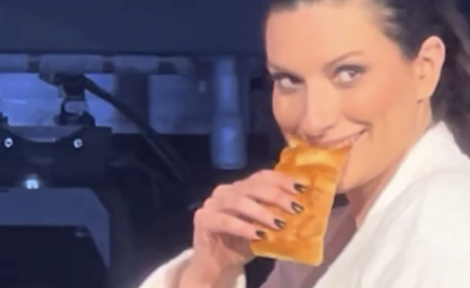 laura pausini mangia la focaccia regalata dai fan e la offre ai componenti della band il video 232 virale da Ilfattoquotidiano.it laura pausini mangia la focaccia regalata dai fan e la offre ai componenti della band il video 232 virale