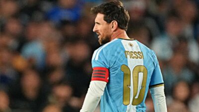 Copertina di L’Argentina dice addio a Messi, ma non al numero 10: il cavillo che impedisce di non usare la maglia e il precedente di Maradona