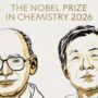 Copertina di Nobel per la Chimica 2026 a Henri B. Kagan e Kenso Soai: “Le loro scoperte decisive per i chi progetta reazioni per la produzione di farmaci”