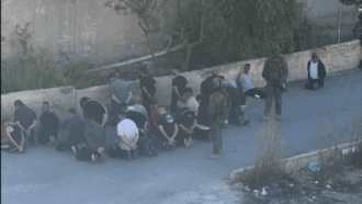 Copertina di Raid dell’esercito israeliano in Cisgiordania: arresti e interrogatori. Netanyahu sul 7 ottobre: “Pronti a un altro possibile attacco di Hamas”