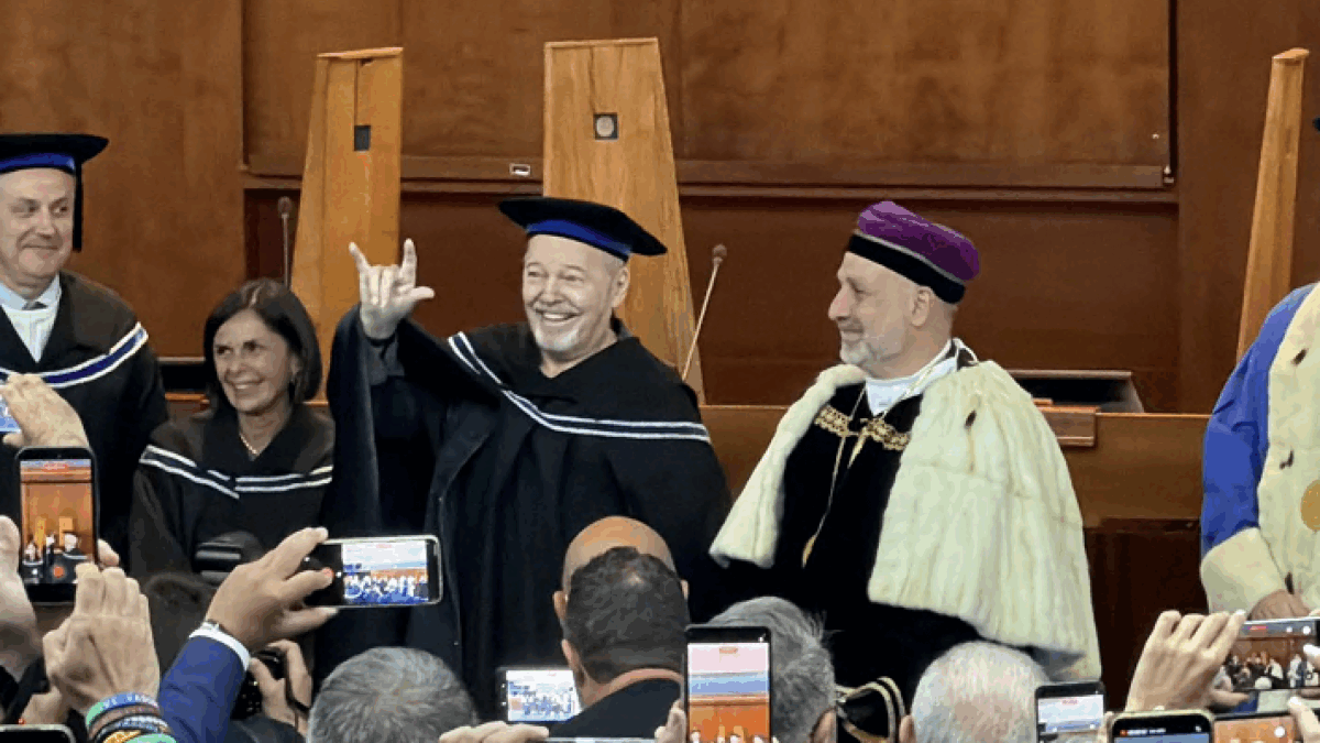 “La politica non è solo quella dei palazzi. È anche la società che decide chi proteggere o lasciare ai margini”: Vasco Rossi dottore honoris causa a Salerno