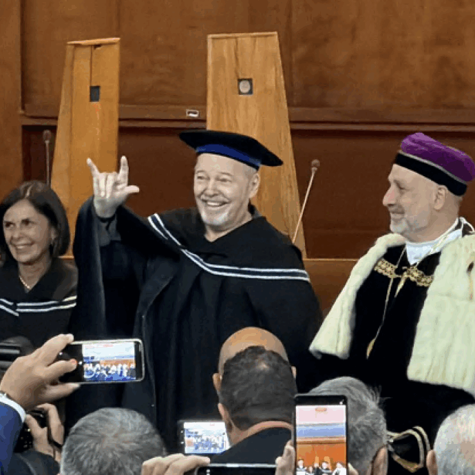 “Ora ho i voti”: Vasco Rossi dottore honoris causa a Salerno e il cappellino finisce in testa al Rettore
