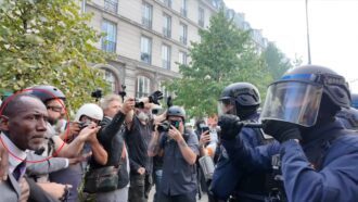 Copertina di Proteste in Francia, il sindaco di Saint-Denis in mezzo agli scontri: così cerca di riportare la calma tra polizia e manifestanti – Video