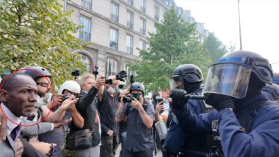 Copertina di Proteste in Francia, il sindaco di Saint-Denis in mezzo agli scontri: così cerca di riportare la calma tra polizia e manifestanti – Video