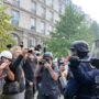 Copertina di Il sindaco di Saint-Denis in mezzo agli scontri: così cerca di riportare la calma tra polizia e manifestanti – Video