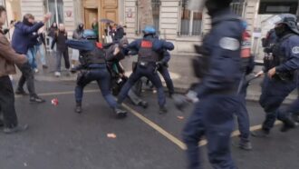 Proteste in Francia, la polizia allontana gli studenti con manganellate e gas lacrimogeni: “Intervento sproporzionato” – Video