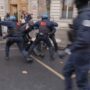 Copertina di La polizia allontana gli studenti con manganellate e gas lacrimogeni: “Intervento sproporzionato” – Video