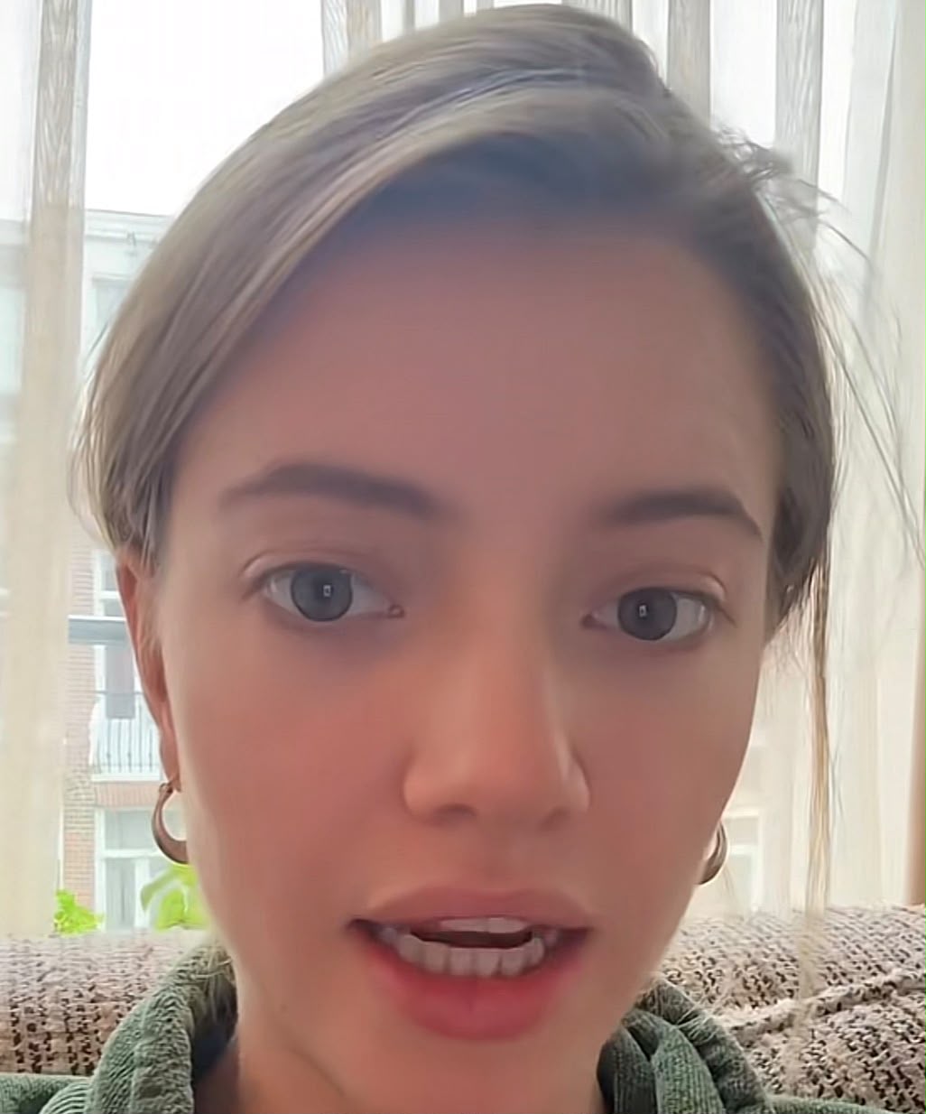 “Volevano farmi mettere un perizoma indossato già da altre modelle, non vi dico nemmeno quello che ho visto. Potete immaginare da soli…”: una modella denuncia su TikTok la scarsa igiene nel mondo della moda