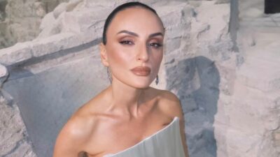 Copertina di “Ho mandato una canzone a Stefano De Martino, ma non mi ha risposto. Continuerò a mandarla su quel numero di WhatsApp”: Arisa pronta a tornare in gara a Sanremo 2027