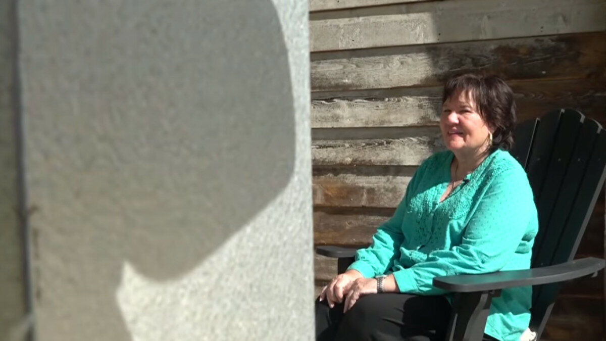 “Mia mamma mi ha detto che le dispiaceva non poter assistere al proprio funerale. Così glielo abbiamo organizzato per il suo 80esimo compleanno. Lei ha posato davanti alla bara”: la storia di Shelvy Neal