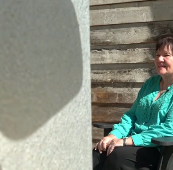 “Mia mamma mi ha detto che le dispiaceva non poter assistere al proprio funerale. Così glielo abbiamo organizzato per il suo 80esimo compleanno. Lei ha posato davanti alla bara”: la storia di Shelvy Neal
