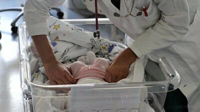 Copertina di “Simulò nodo a cordone ombelicale per nascondere colpa medica per la morte di un neonato”, arrestato ex primario