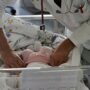 Copertina di “Simulò nodo a cordone ombelicale per nascondere colpa medica per la morte di un neonato”, arrestato ex primario