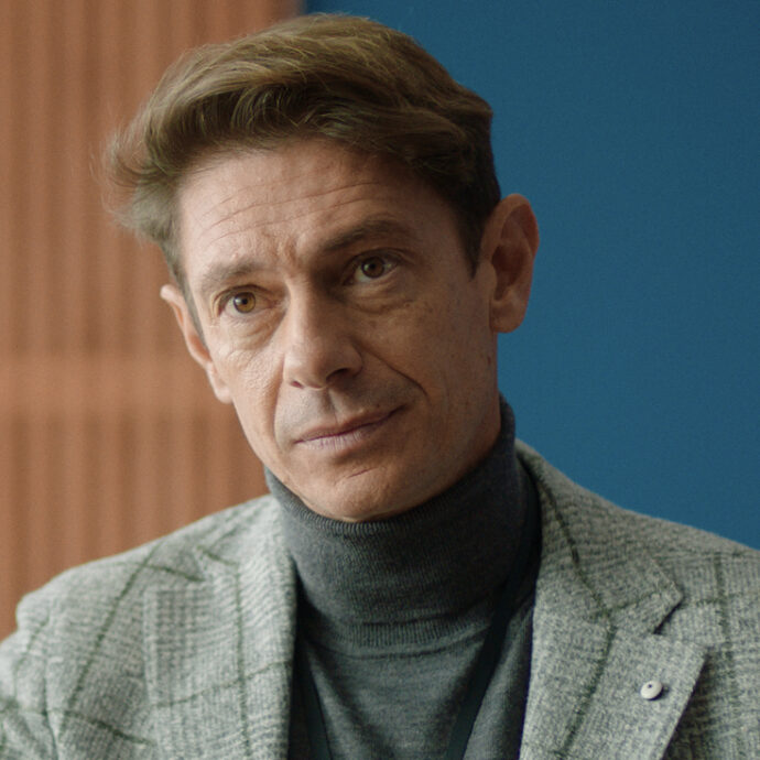 “È sempre più difficile trovare un impiego e il caro vita è aumentato. Sono cresciuti cinismo, cattiveria e determinazione a ottenere il posto a ogni costo e si parcheggiano i valori”: così Giorgio Pasotti
