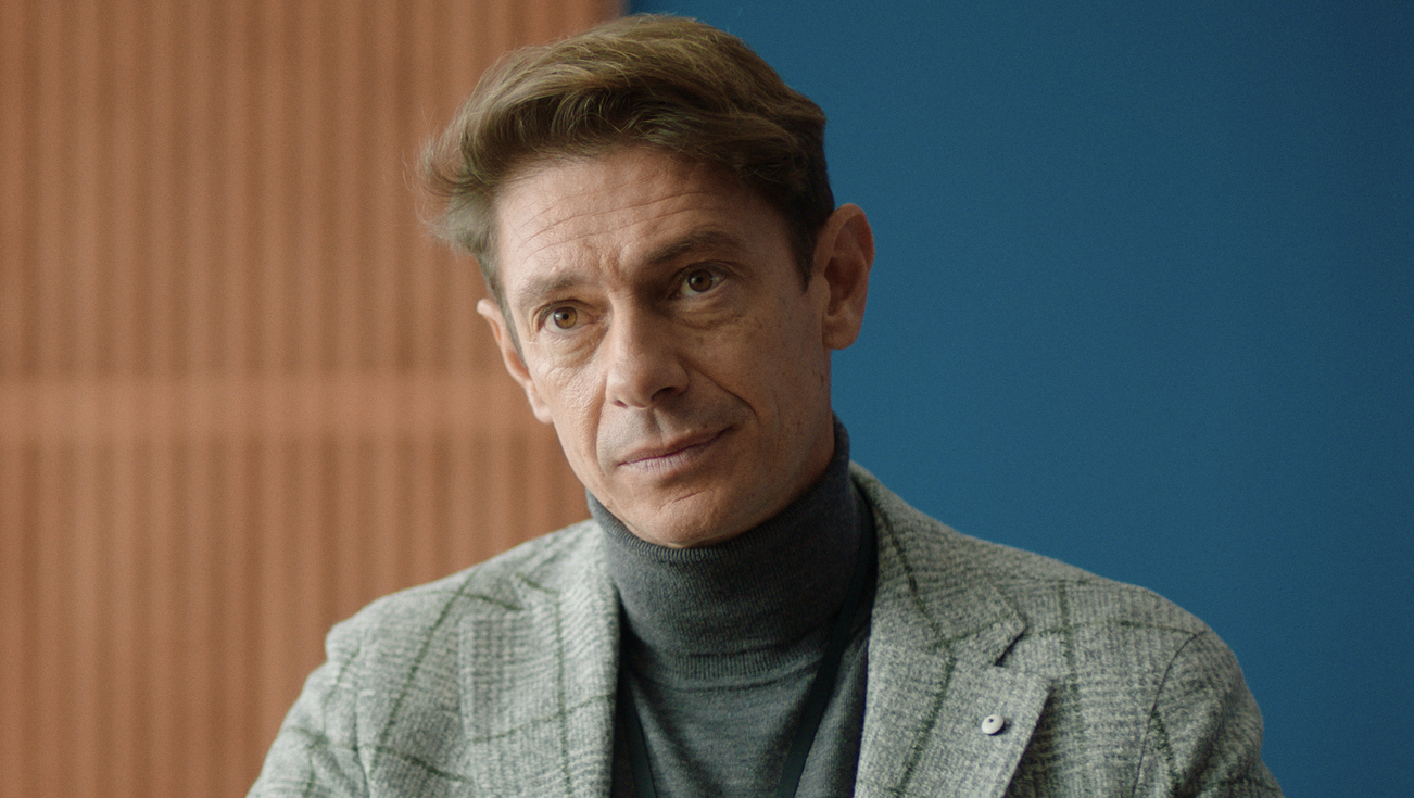 “È sempre più difficile trovare un impiego e il caro vita è aumentato. Sono cresciuti cinismo, cattiveria e determinazione a ottenere il posto a ogni costo e si parcheggiano i valori”: così Giorgio Pasotti