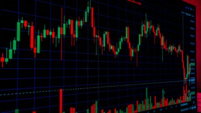 Copertina di Nuova ondata di vendite sui titoli di Stato: rendimenti dei Treasury Usa ai massimi dal 2002, volano anche i tassi sui titoli di Francia e Italia