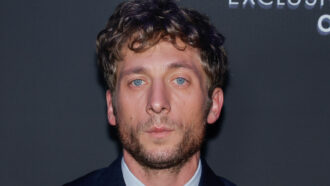 “Sono preoccupato per i giovani e anche per le mie figlie. Facebook e Instagram quando diventano dipendenza, mi spavento”: così Jeremy Allen White