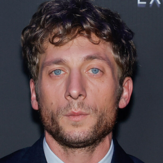 “Sono preoccupato per i giovani e anche per le mie figlie. Facebook e Instagram quando diventano dipendenza, mi spavento”: così Jeremy Allen White
