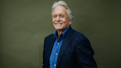 Copertina di “Non mi interessa uscire con te se frequenti altre persone. O continui con loro o chiudi la relazione e stai con me”: l’aut aut di Catherine Zeta-Jones a Michael Douglas