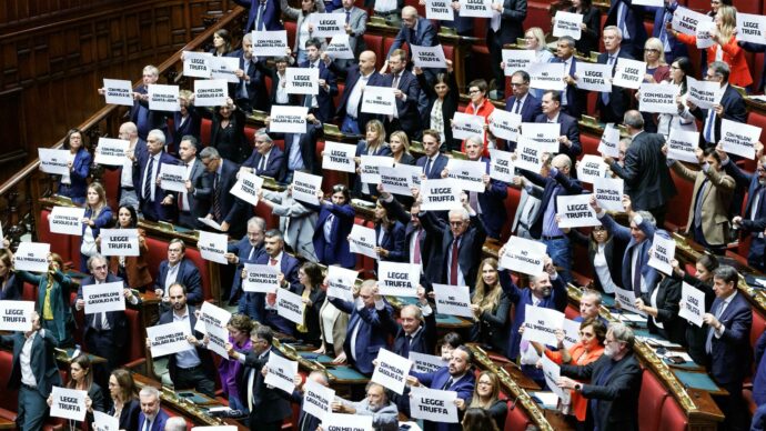 Il Melonellum è legge: c’è l’ok definitivo della Camera. Conte attacca: “Meloni ha nostalgia del Ventennio”. La replica: “Ora gli italiani possono scegliere tutto”