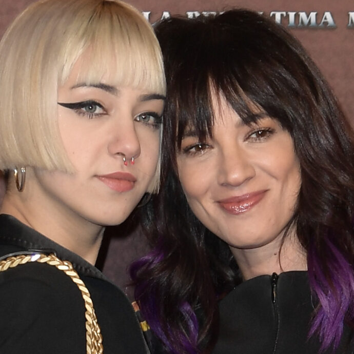 Anna Lou Castoldi vittima di furto e revenge porn. Un ragazzo pubblica sui social un video intimo della figlia di Morgan e Asia Argento. Denunciato