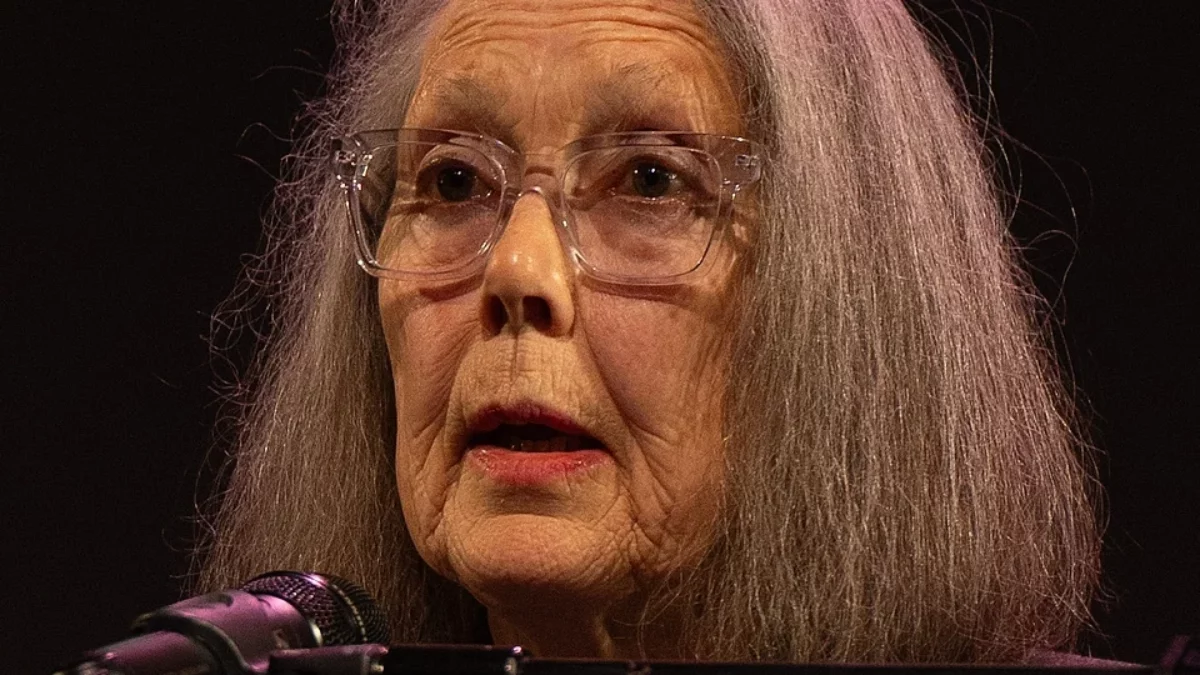 Ad Anne Carson il Premio Nobel per la Letteratura 2026: “Se la prosa è una casa, la poesia è un uomo in fiamme che corre a tutta velocità attraverso di essa”. Chi è la poetessa