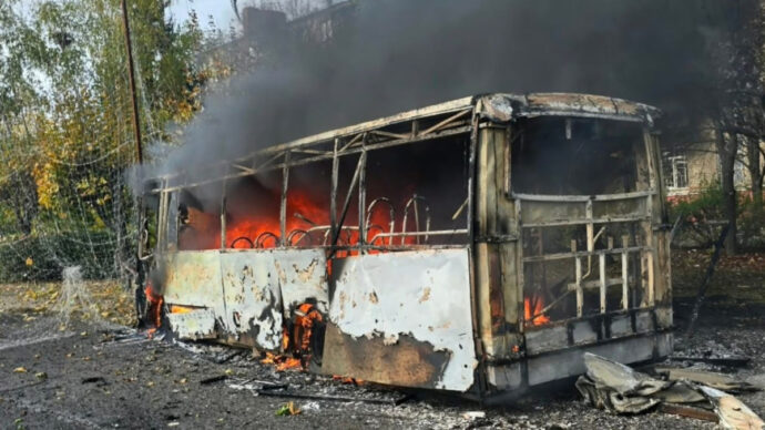 Ucraina, missili russi su due autobus di linea a Kramatorsk: “Almeno 30 vittime”. Rubio: “Ora non c’è possibilità di tregua, temiamo la guerra si estenda”