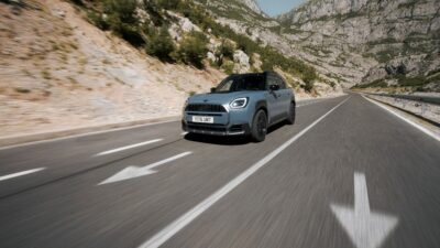Copertina di Mini, venticinque anni di storia in Italia tra tradizione e nuove sfide