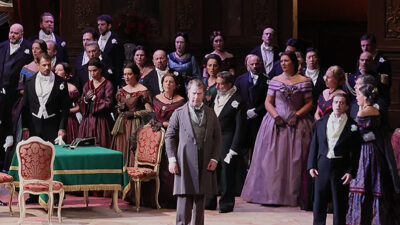 Copertina di Alla Scala la Traviata con la regia di Liliana Cavani: un allestimento tradizionale che non rinuncia all’opulenza