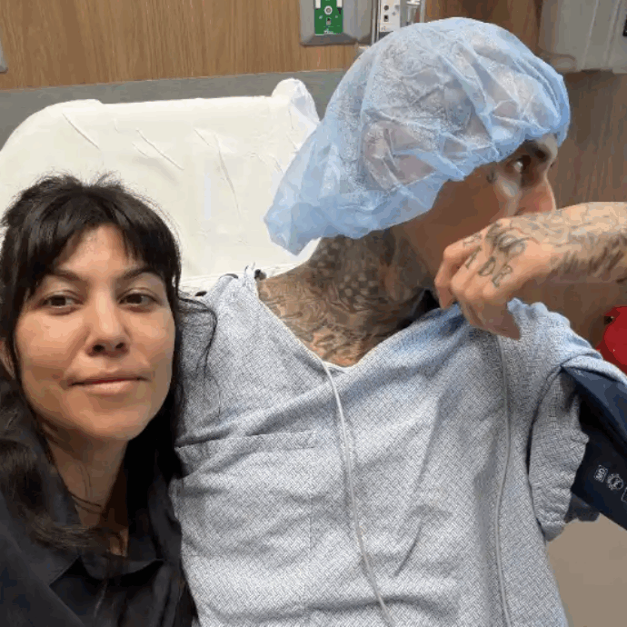 “Avevo braccio, mano e dita intorpiditi. Dopo un esame neurologico, ho fatto un intervento di decompressione del tunnel cubitale”: parla Travis Barker dei Blink-182