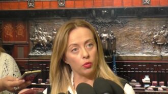 Copertina di Quando Meloni diceva: “Scandaloso approvare la legge elettorale col voto di fiducia”. Ora lei ha fatto lo stesso