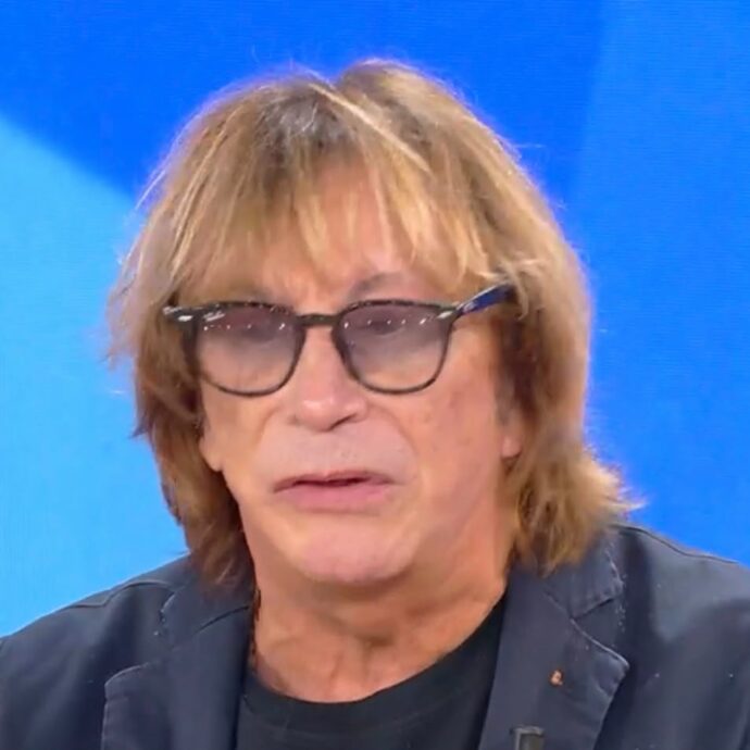 “Da piccolo li ho odiati, ma oggi voglio chiedere scusa ai miei genitori. Farei qualsiasi cosa pur di stare un giorno in più insieme a loro”: la confessione di Enzo Paolo Turchi a “La volta buona”