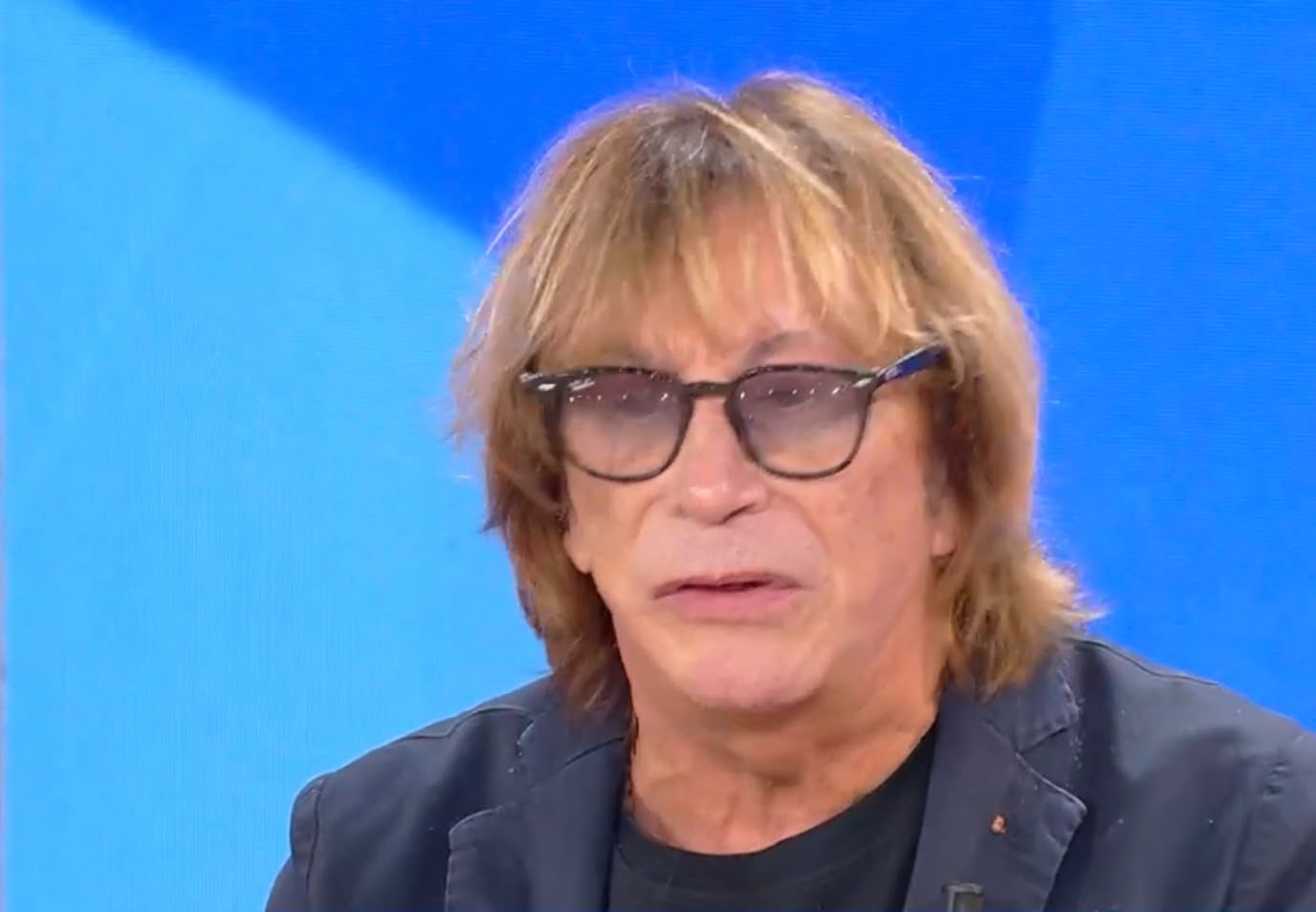“Da piccolo li ho odiati, ma oggi voglio chiedere scusa ai miei genitori. Farei qualsiasi cosa pur di stare un giorno in più insieme a loro”: la confessione di Enzo Paolo Turchi a “La volta buona”