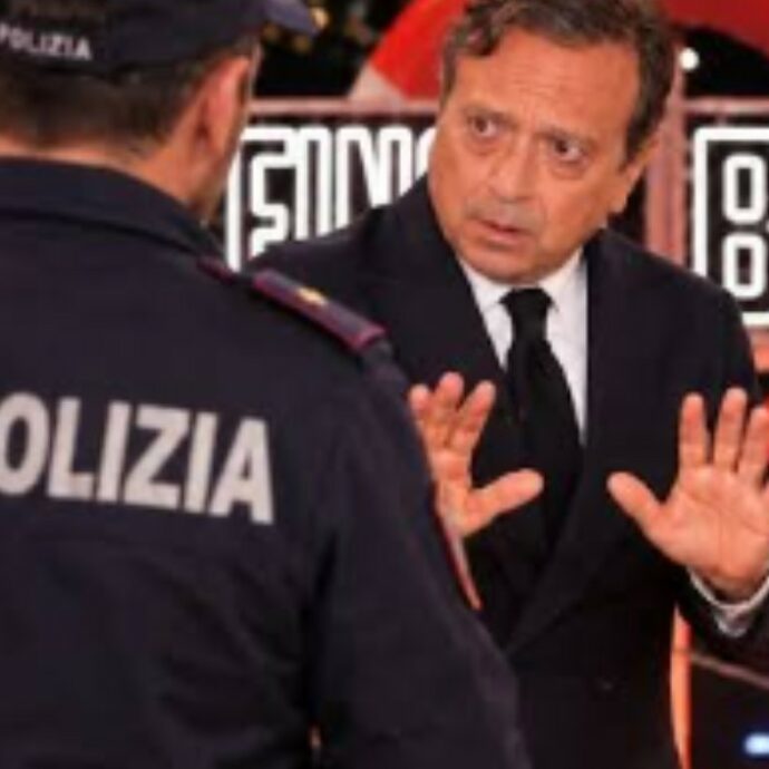 “C’è la polizia. Ci stanno per arrestare. Ci vogliono arrestare? Secondo me sono di Mediaset”: irruzione delle forze dell’ordine durante il programma di Piero Chiambretti