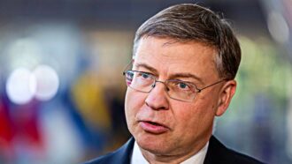 Copertina di Dombrovskis: “Esamineremo più a fondo le richieste di Italia e Grecia. No a nuove forme di flessibilità fiscale”