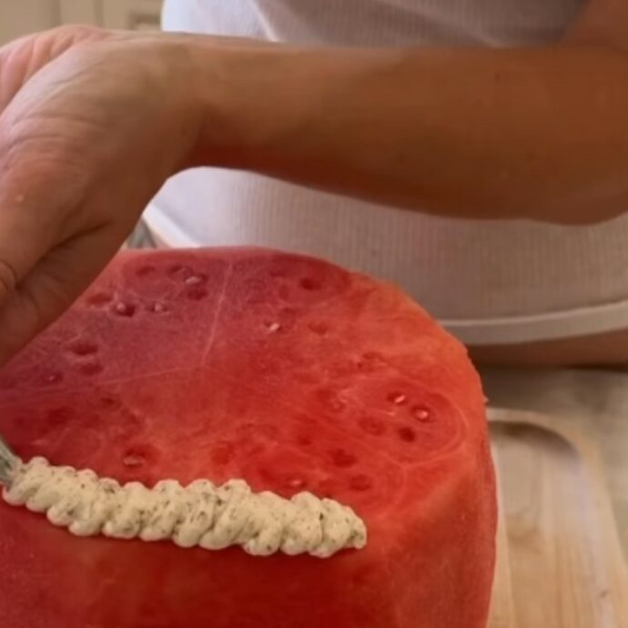 “Non voglio che mia figlia mangi zuccheri raffinati, così per il suo primo compleanno le ho preparato una torta di anguria e midollo osseo. La adora”: la ricetta dell’influencer divide i social. “Sembra fatta per un cane”