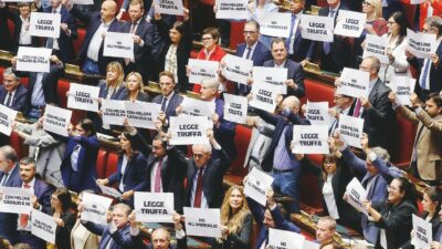 Copertina di Melonellum, approvata la nuova legge truffa.  Già pronti i ricorsi alla Consulta