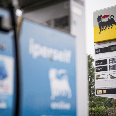 Copertina di L’Eni contro i video critici sul 'price cap' e le bollette: "Ci infamano, cancellateli"
