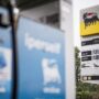 Copertina di L’Eni contro i video critici sul 'price cap' e le bollette: "Ci infamano, cancellateli"