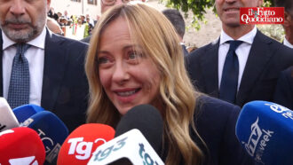 Copertina di Meloni stravede per la nuova legge elettorale che la destra ha votato da sola: “Così gli italiani possono scegliere tutto”
