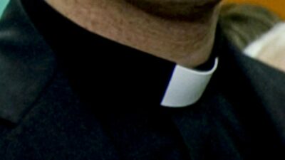 Copertina di La guerra per la festa della Madonna finisce in tribunale: chiesti 6 anni per un ex finanziere. Il pm: “Stalking sul sacerdote”