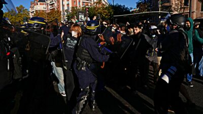 Copertina di Francia, i giovani tornano in piazza: tensioni e lacrimogeni alla Bastiglia. Il ministro dell’istruzione Geffray: “In arrivo 3mila supplenti”