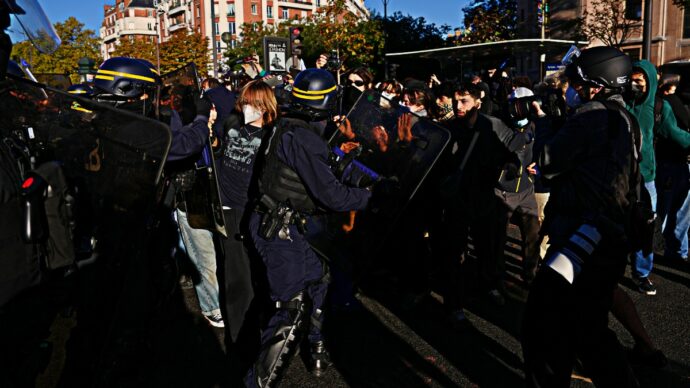 Copertina di Francia, i giovani tornano in piazza: tensioni e lacrimogeni alla Bastiglia. Il ministro dell’istruzione Geffray: “In arrivo 3mila supplenti”