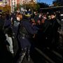 Copertina di Francia, i giovani tornano in piazza: tensioni e lacrimogeni alla Bastiglia. “Finché non metteranno 10 miliardi di euro sul tavolo noi scenderemo in piazza”