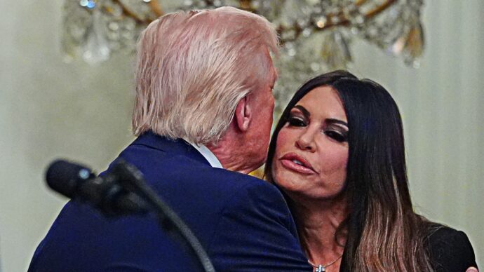 Kimberly Guilfoyle, ambasciatrice Usa in Grecia, si dimette su richiesta della Casa Bianca: “False le accuse contro di me”