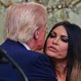 Copertina di Kimberly Guilfoyle, ambasciatrice Usa in Grecia, si dimette su richiesta della Casa Bianca: “False le accuse contro di me”