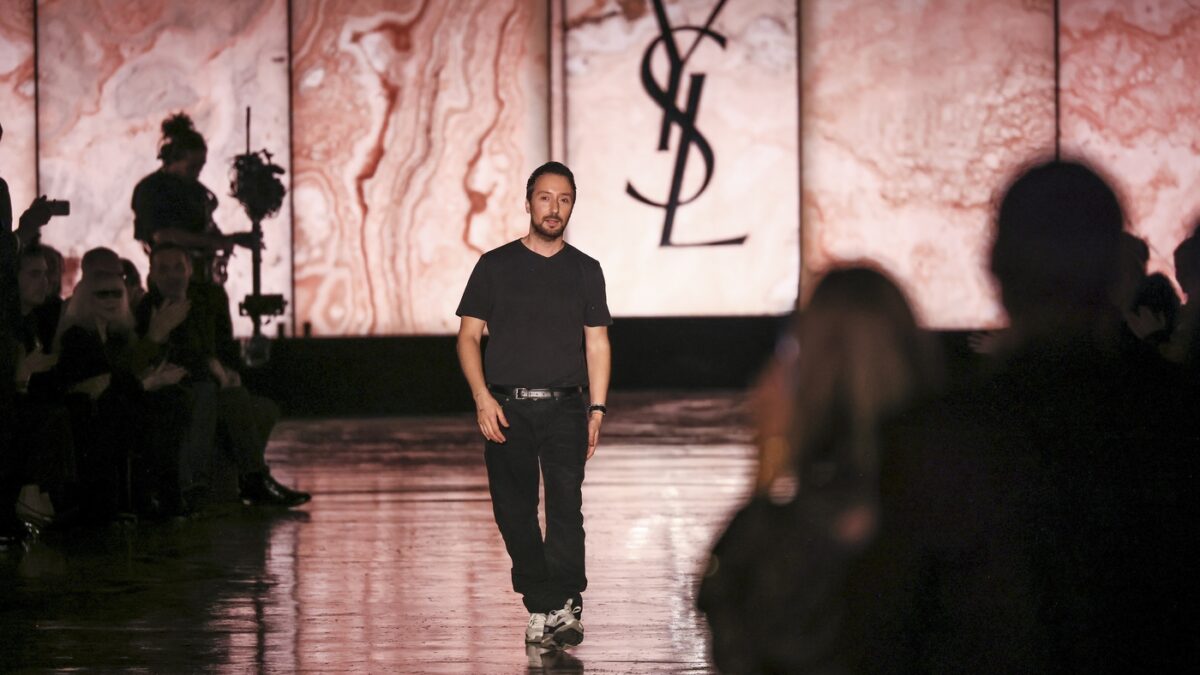 Saint Laurent annuncia l’uscita del direttore creativo Anthony Vaccarello. L’ad Luca de Meo: “Ci apprestiamo ad aprire un nuovo capitolo della storia della maison”